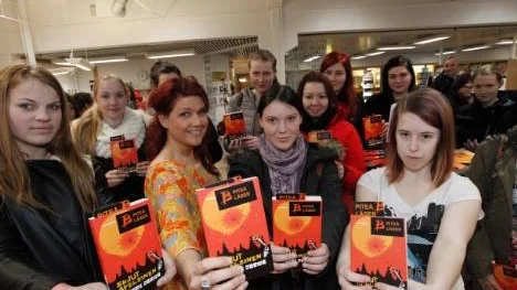 Elever från Naturbrukskolan på Gran är en klass som kommer att läsa årets bok. I förgrunden från vänster Rebecka Wikström, läraren Therese Svanborg, Louise Hansson och Ida Svanborg.