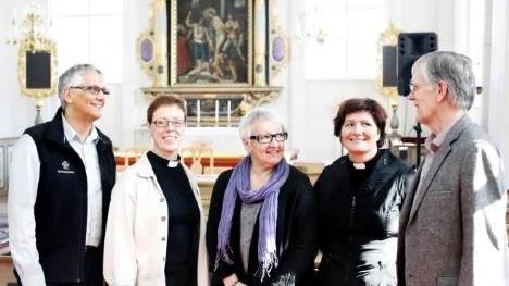 Sjukhuskyrkans framtid är säkrad och det väcker glädje. Hans Marklund, sjukhuspräst, Helén Lundberg, kyrkoherde, Gudrun Bergström, enhetschef på sjukhuset, Charlott Rehnman, kontraktsprost, och projektledaren Sven Ivar Lidström ler ikapp.