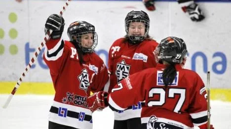 Munksund/Skuthamns Jessica Wellborg (vänster) är delad trea i backarnas poängliga. "Det är inget jag tänker på utan det har som bara blivit, men visst är det jättekul", förklarar hon. (Arkivbild).