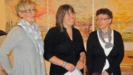 Enhetschef Monica Sjölund (mitten) tackade PRO Älvsbyn för penninggåvorna till kommunens äldre, här flankerad av Annika Sundh (till vänster) och Marina Andersson från Tärnans dagverksamhet på Nyberga.