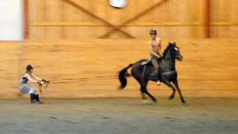 Det mest fartfyllda numret i julshowen. Tarzan (Jesse Ollimäki) drar Jane (Ebba Ask) på trickskidor runt i manegen.