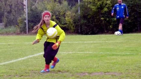 Josefine Johansson, målvakt i Arjeplog, fick släppa in en boll redan efter tre minuters spel i första matchen. Men sedan höll hon tätt och Arjeplog klarade oavgjort mot norska Sortland.