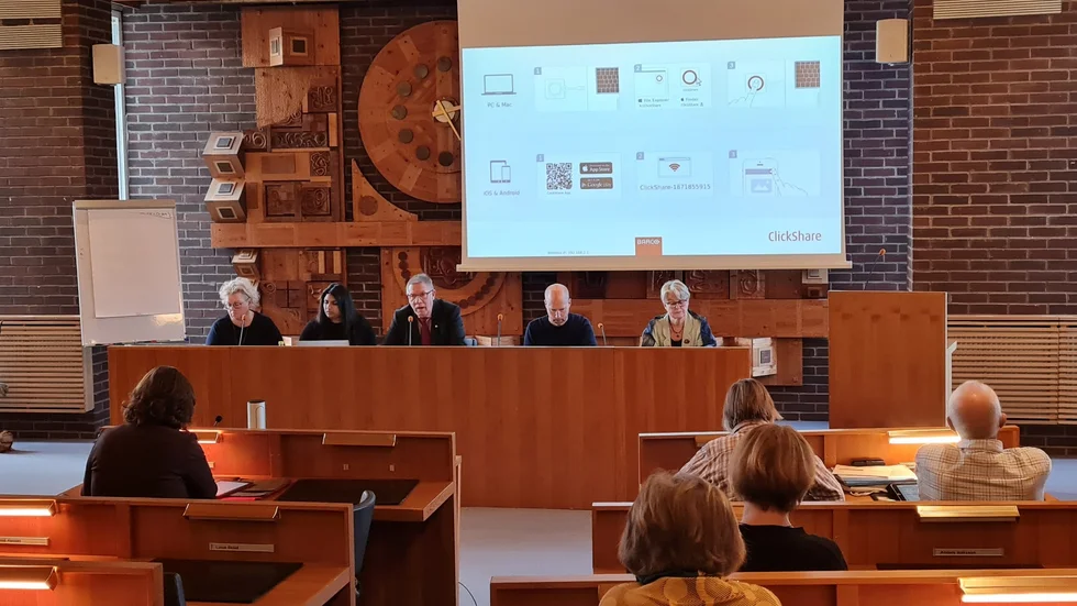 Då S och V fortfarande har majoritet tillsammans så avslog de förslaget att kunna upphandla simhallen.