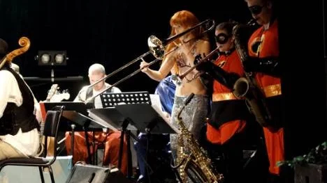 Showen innehöll musik och möten med bland annat figurer från Lilla Sjöjungfrun, Superhjältarna och Lejonkungen.