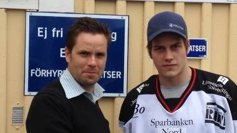 Tränaren Stefan Hedlund hälsar Marcus Sandström, från Luleå, välkommen till Piteå Hockey.