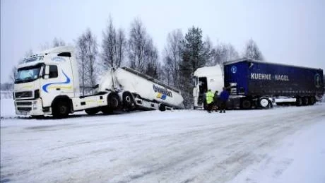 BAKEN I DIKET. Inte bara en utan två lastbilar drabbades av gårdagens hala väglag. Vid Gäddviksbron blev de stående och stoppade tidvis trafiken. Foto: Petra Isaksson