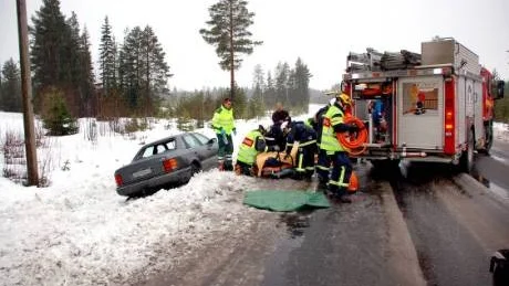 VATTENPLANING MISSTÄNKS. En kvinna skadades vid olyckan längs väg 356 vid Heden. Blöta hjulspår med vattenplaning som följd kan ha orsakat avåkningen. En kraftledningsstolpe missades med två meters marginal. Foto: Håkan Zerpe