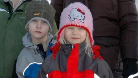 NEJ TACK. För Marika Wikström innebär en nedläggning att barnen Daniel, David och Josefin splittras och dessutom får längre skoldagar. "Vem tar ansvar för en sexåring som måste vänta på bussen", undrar hon.