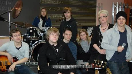 ORO. Musiklinjens elever och läraren, Marie Louise Burman får lämna sina lokaler och det oroar henne. Här mer årets kull, från vänster Viktor Hellmark, Daniel Pettersson, Henrik Molander, journalistelev Amanda Elander samt Jakob Sollevi, Fredrik Edholm och Alexander Andersson.Foto: Britt-Louise Spets