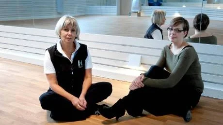 SATSAR PÅ LJUS. Helex i Luleå har gjort en storsatsning på belysning. Idag invigs de nya lokalerna med specialdesignade ljuskällor. VD Britta Stoltz-Lundström tillsammans med blivande ljusdesignern Anne Eklund.