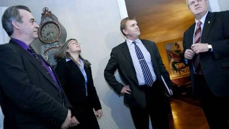 MÖTE. Sven-Erik Bucht, Pia Ekdahl kommunikations- och personaldirektör på Setra, Setras VD Kent Torwald samt landshövding Per Ola Eriksson i möte om sågens framtid.