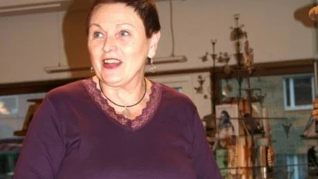 HINDER. "Sverige har ställt sig bakom EU-förslag som hindrar utvecklingsländer att bestämma om restriktioner kring spritreklam. Dubbelmoral!" tyckte IOGT-NTO:s styrelsemedlem i Luleå  Anita Olsson. På söndagen höll hon föredrag på Kvinnobiblioteket på Björkskatan.