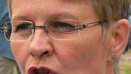 HOPPET. Näringsminister Maud Olofsson kan bidra till att lösa knutarna i elkonflikten i Tornedalen. Där blir det fortsatt mörkt på vägar framöver genom att marknadsdomstolen sagt nej till ett interimistiskt beslut om att gatubelysningen ska tändas.