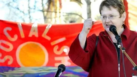 HOLMA HÖJDE NÄVEN. Riksdagsledamot Siv Holma talade vid vänsterpartiets möte på första maj.  En ideologisk härdsmälta, kallade hon sossarnas privatiseringspolitik.