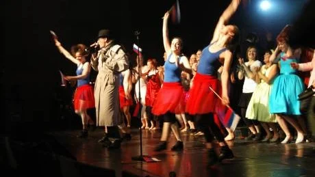 VINNANDE LÅT. Daniel Åberg som Pryde Pjotr med sina Kinky Kozacks framför den vinnande klassiska schlagerlåten  Sex i Murmansk. Om drygt en månad tävlar de i riksfinalen på Norrmalmia inför en tre gånger så stor publik.