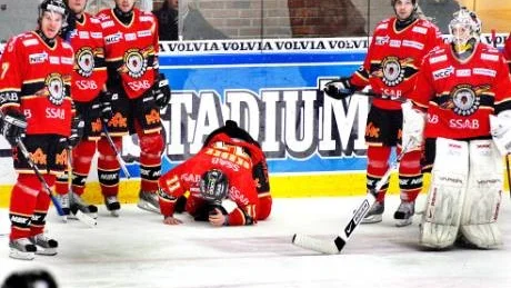 ONT. Pavel Skrbek slog ut fem tänder mot Linköping och ådrog sig samtidigt en käkfraktur. Foto: BERNDT DIMEUS