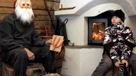 TOMTEN I JUKKAS. Jultomten från Puimosenvaara, ett berg utanför Jukkasjärvi, gladde barnen med julklappar av alla de slag.