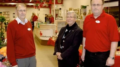 LYCKAD NYPREMIÄR. Röda korsets nya Kupanbutik öppnade i nya dubbelt så stora lokaler på måndagen och slog kassarekord. Från vänster Per Svärdsudd, ordförande för Röda korset i Piteå, Birgitta Jonsten Nordström, vice ordförande, samt Jan Svärdsudd, Kupanföreståndare.Foto: Jonas Hansson