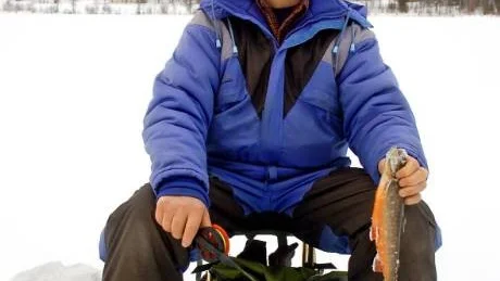JÄTTEFISKEN SLET SIG. Tre gånger lyckades en bumling till fisk slita sig från Gunnar Nilsson. Han fick trösta sig med en mindre röding vid fiskepremiären på Sandträsket.
