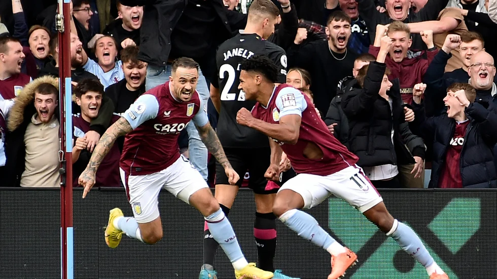 Aston Villas Ollie Watkins, till höger, firar med Danny Ings.