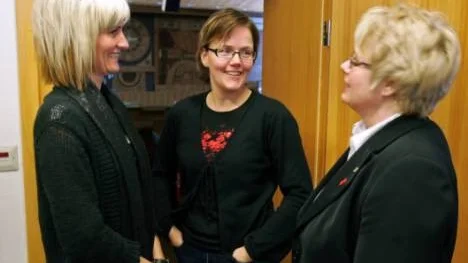 Tre S-kvinnor lyfts fram som tänkbara kandidater till kommunalrådsposten i Älvsbyn. Från vänster kommunstyrelsens vice ordförande Erika Sundström, fullmäktiges vice ordförande Eva Westerlund och socialnämndens ordförande Helena Öhlund.