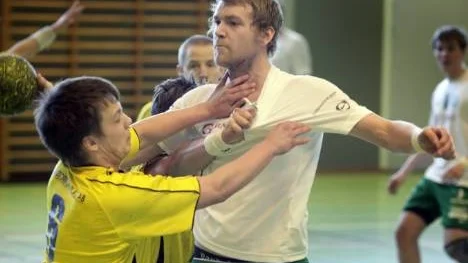 Skytteligavinnaren Claes Forsberg, Strömnäs, fick utstå hård bevakning i derbyt mot Norrfjärden. Här i form av Victor Forsberg. Men Claes slet sig loss och gjorde nio mål i matchen.