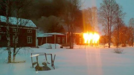 En närboende kunde med kameran i mobiltelefonen dokumentera i vilken del av huset som branden startade...
