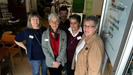 Annikki Granström, Gudrun Jonsson, Vitor Louro Frutoso, Inger Larsson och Gerd Svanborg öppnade i måndags dörrarna för Röda korsets andra butik i Älvsbyn.