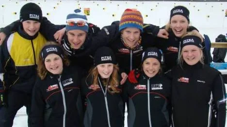 Lyckosamma ungdomar från Piteå vid helgens SM-tävlingar i skidskytte, övre raden: Marcus Karlsson, Fredrik Pajala, Tobias Karlsson och Hanna Öberg. Undre rader: Emilia Häggbom, Jenny Nordlund, Anna Magnusson och Emma Westerlund.