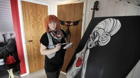 "Heart" titulerar Sofia Berglund denna mangainspirerade målning med rött hjärta som blickfång. Under april månad hänger den och flera andra av hennes målningar i PT:s foajé. Svårare är det att ställa ut dörr- och väggmålningarna som finns på flera ställen i huset i Lillpite.
