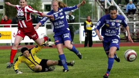 Bälinges Nina Engström (i mitten), tidigare Alvik, är fortfarande högaktuell för Piteå IF.