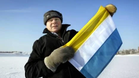 Samarbete över landsgränsen ser kommunalrådet i Pajala, Bengt Niska både som en självklarhet och förutsättning. Den gruvexploatering som är på väg att förverkligas kommer att ha stor betydelse för såväl Pajala på den svenska sidan som i Kolari på den finska. Den gul-vit-blå flaggan kan ses som symbolisk för samarbetet.