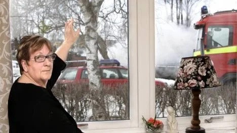 Ulla Lindberg fick en chock när hon tittade ut genom fönstret på måndagsmorgonen, och fick se grannens hus stå i ljusan låga. "Rutorna var så varma att de inte ens gick att ta på".