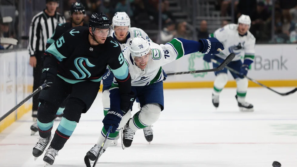 Andre Burakovsky till vänster i Seattletröjan, under en träningsmatch mot Vancouver.