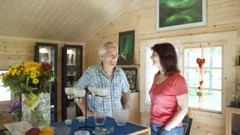 Uta Fransson har startat upp butiken Arctic glas i byn Renvallen utanför Arvidsjaur. Till sin hjälp har hon sin man Tord Fransson som till vardags jobbar som fordonslärare på Sandbackaskolan.
