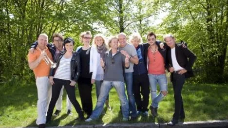 Hela Diggiloo-gänget, det vill säga Magnus Johansson, Niklas Strömstedt, Sara Löfgren, Arja Saijonmaa, Jessica Andersson, Mojje, Thomas Petersson, Ola Svensson, Brolle och Lasse Holm. Den 14 juli kommer de till Storforsen.