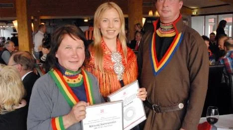 Sofia Jannok, omgiven av Båtsuoj samecenters Lotta och Tom Svensson fick motta SSR:s Samiska Företagarpris för 2009 i samband med landsmötet i Arjeplog.
