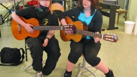Emmy Lindh (till vänster) och Sofia Wendt har sökt in på estetiska programmet med inriktning musik vid Älvsbyns gymnasium i höst. "Vi blev chockade när vi fick veta att kommunen ska lägga ner musikskolan. Det betyder att vi måste försöka komma in i Piteå eller Luleå istället", förklarar de.