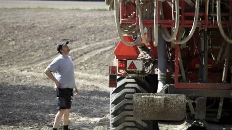 Svämgödsling med slangar utefter marken blir allt vanligare, olägenheten med lukt för omgivningen minskar när gödslet sprids längs marken istället för "duschas" ut från tanken.