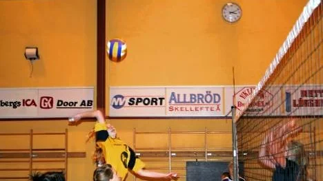 GLIFs Linn Wigenstam på väg att smasha i segermatchen mot Vännäs. Johanna Wikberg och Emelie Edström säkrar eget anfall.