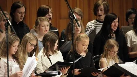 Piteå barn- och ungdomskör sjöng Povel Ramels "Håll musiken igång".Kören var ett av många inslag under musik- och dansskolans jubileumskonsert där såväl gamla som nya elever uppträdde.