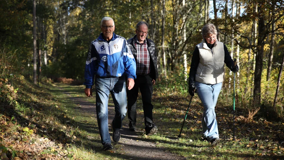 På onsdagar samlas ett gäng vid Tolvmannabacken i Kisa för att gå ett varv i elljusspåret och ta en mugg kaffe ihop. De brukade gå och gymma i Kisa vårdcentral, men de lokalerna ska inte längre användas för friskvård, har regionen beslutat.