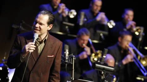 Flerfaldigt Grammisnominerade Kurt Elling en självklar virtuositet som triggar öra och sinne. Norrbotten Big Band under ledning av Tim Hagans backade upp.