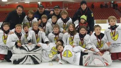 MG/Arvidsjaur Hockey U10 vann Foppa Cup. I laget spelade Sebastian Nilsson, Ludvig Kristoffersson, Linus Andersson, Linus Kostet, Nils Höglander, Isac Lundeström, Isac Jonsson, Tilda Höglander, Teo Särestöniemi, Anton Lindström, August Öhman, Sebastian Lindbäck, Andreas Lundmark, Albin Wikström och Ludvig Marklund. Ledare: Björn Andersson, Tomas Nilsson, Anders Höglander och Jyri Särestöniemi.Prisutdelare var självaste Peter "Foppa" Forsberg, längst upp till vänster på bilen.
