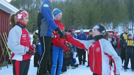 Mimmi Björn, IFK Arvidsjaur, gratulerades till segern i D 14 av fyran Hanna Öberg, Hemmingsmarks IF. Tvåa blev Anna Magnusson (till vänster) Hemmingsmarks IF, och på tredje plats kom Julia Virtala, Luleå Gjutarens IF.