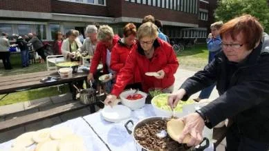 Köerna ringlade långa ut ur stadshuset när SKTF bjöd sina medlemmar på trevligt mingel, souvas och facklig information till lunch på tisdagen. Närmast Karin Olovsson i full färd med att fylla ett bröd.