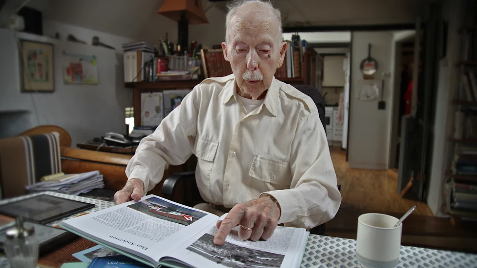 91-årige Lars Gibson fortsätter att berätta flyghistorier. För sina böcker belönades han 2017 med Kernellpriset, som tilldelas författare inom området svensk flyglitteratur.