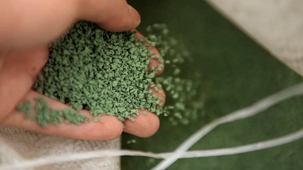 Gummigranulat av mikroplast används till konstgräsplaner och lagras i stora säckar. Det kan nu komma att bli förbjudet efter beslut i en EU-kommitté med representanter från alla EU-länder. Arkivbild.