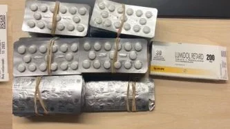 I en av mannens väskor hittade tullen drygt 800 narkotikaklassade tabletter. Nu döms mannen till fängelse av Nyköpings tingsrätt.