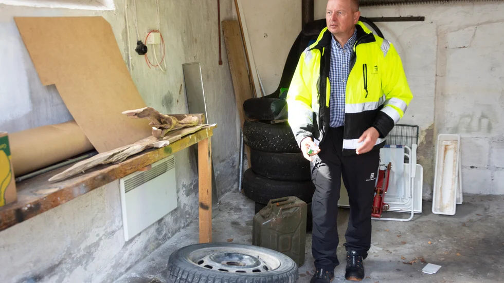 Projektledare John Sandberg på Luleå kommun i källaren på Västra Brunnsgatan där allmänheten kommer att kunna hämta byggmaterial innan rivning. Vem som kommer få hämta bestäms genom lotteri.